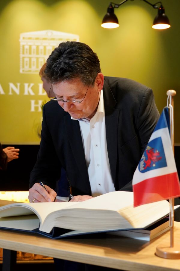 Der Minister für Wirtschaft, Tourismus, Infrastruktur und Arbeit Reinhard Meyer trägt sich in das Gästebuch der Hansestadt Anklam ein. © StK M-V Der Minister für Wirtschaft, Tourismus, Infrastruktur und Arbeit Reinhard Meyer trägt sich in das Gästebuch der Hansestadt Anklam ein.