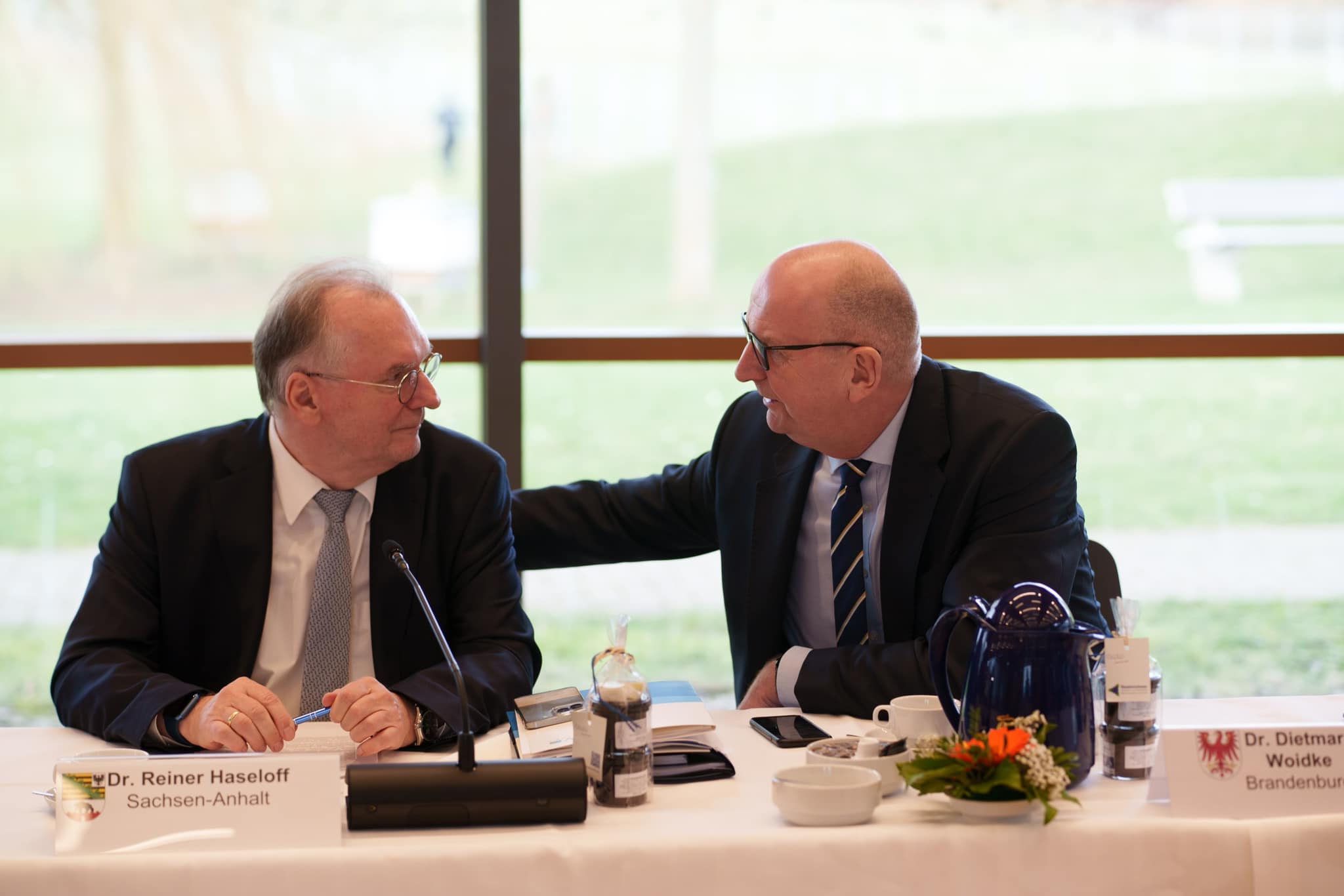 Ministerpräsident Dr. Dietmar Woidke im Gespräch mit Ministerpräsident Reiner Haseloff © StK M-V Ministerpräsident Dr. Dietmar Woidke im Gespräch mit Ministerpräsident Reiner Haseloff