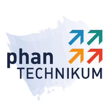 Die Abbildung zeigt im Vordergrund das Logo vom Museum phanTECHNIKUM. Das Logo hat einen schwarzen Text: phanTECHNIKUM. Auf der rechten Seite vom Logo sind vier Pfeile in unterschiedlichen Farben. Der hellblaue Hintergrund der Abbildung zeigt die Fläche vom Bundesland Mecklenburg-Vorpommern.
