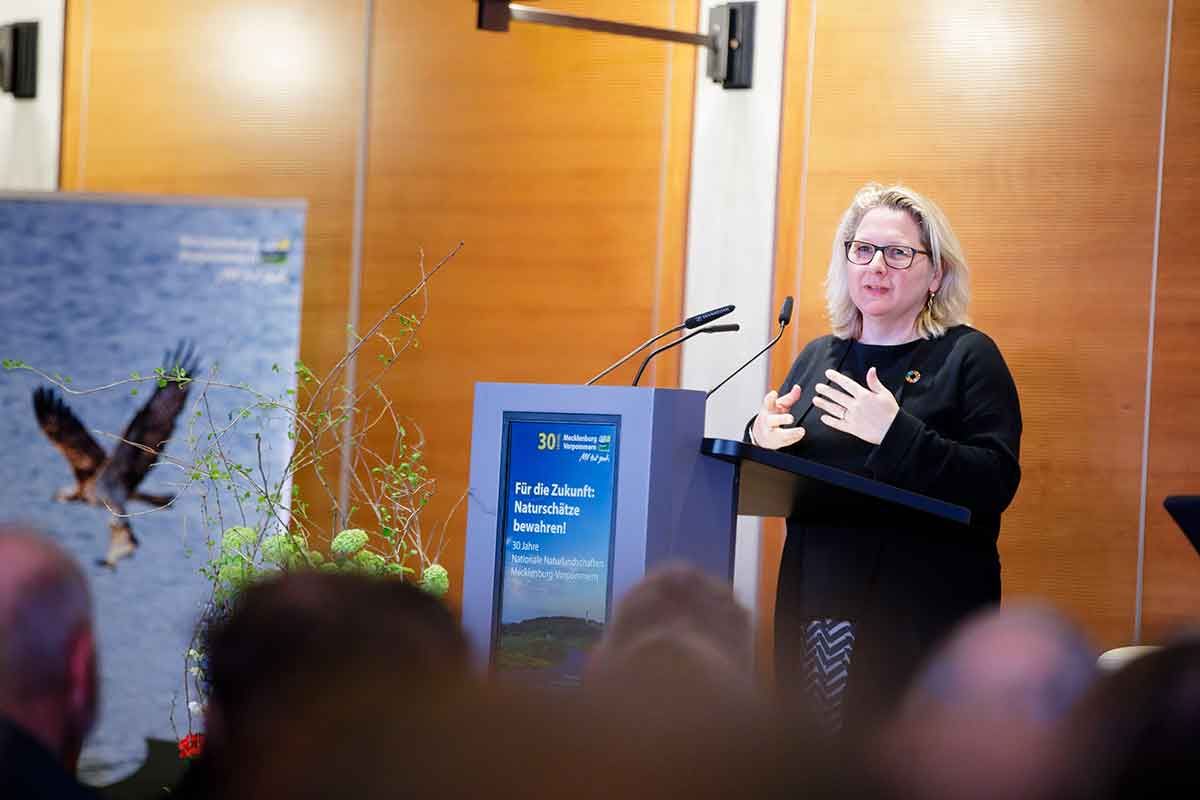 Die Bundesministerin für Umwelt, Naturschutz und nukleare Sicherheit Svenja Schulze mit einer Geste am Rednerpult ©photothek Thomas Trutschel Die Bundesministerin für Umwelt, Naturschutz und nukleare Sicherheit Svenja Schulze mit einer Geste am Rednerpult
