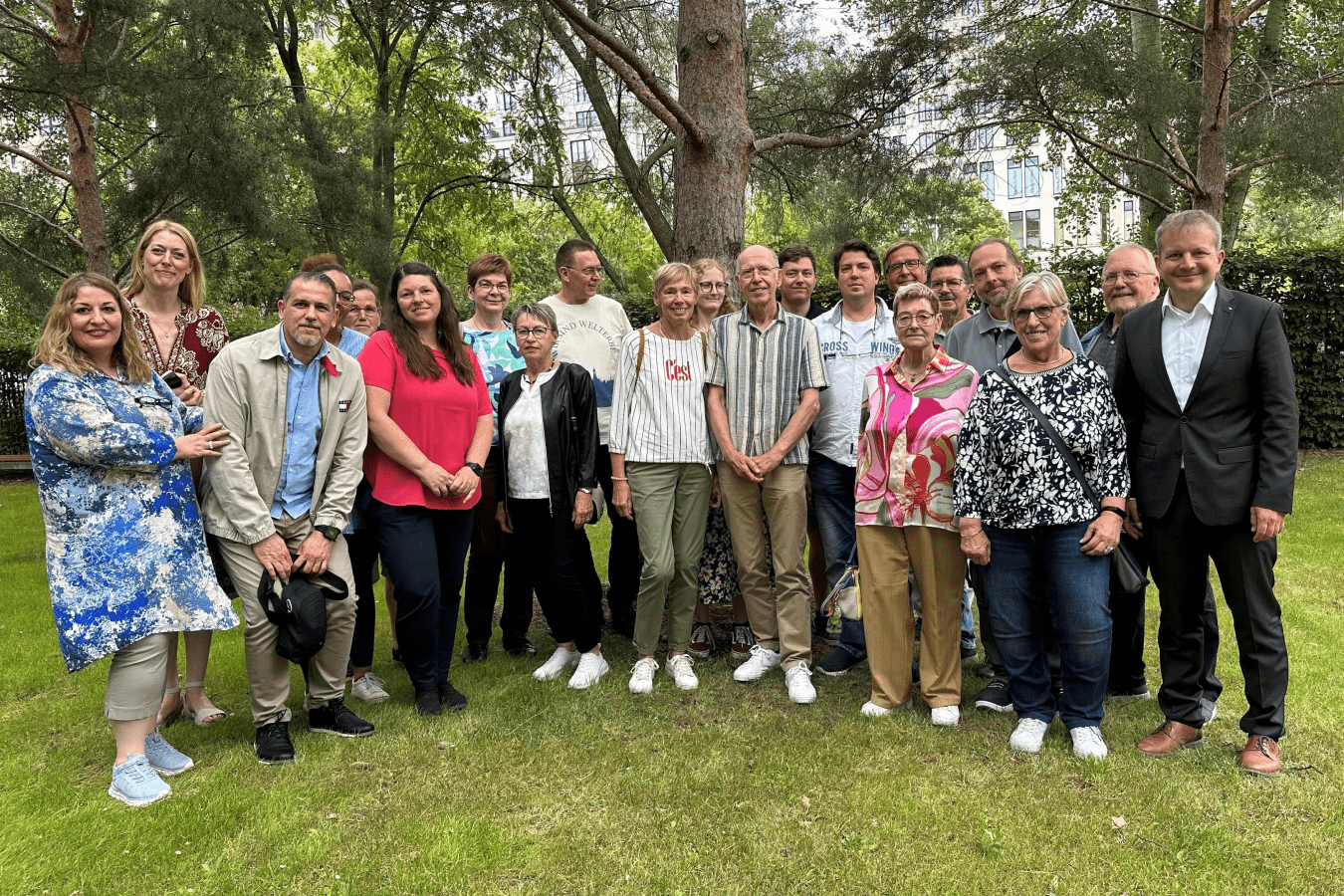 Gruppenfoto zur Erinnerung des Besuchs der Ehrenamtlichen aus Schwerin in der Landesvertretung MV in Berlin am 27. Juni 2025.