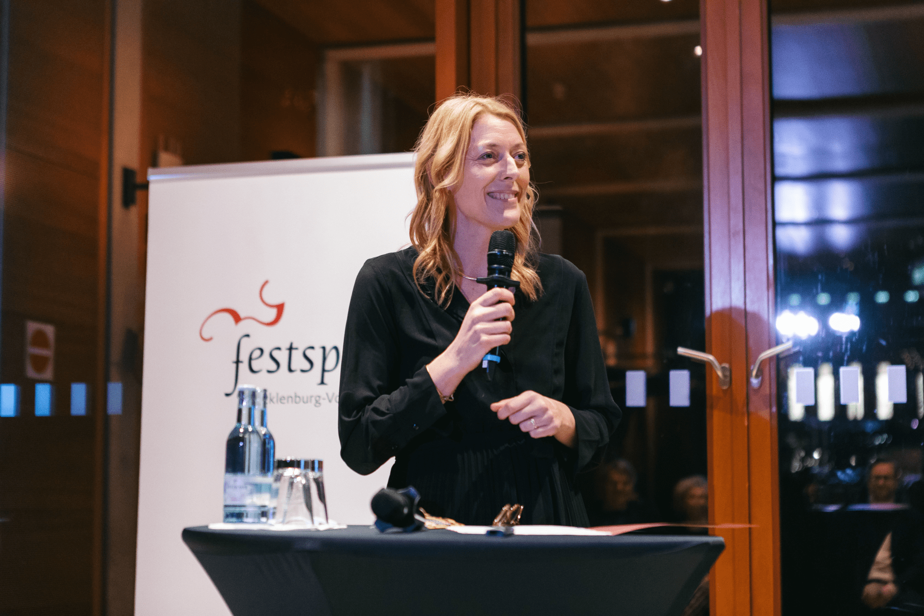 Die Dienststellenleiterin Stefanie Lemke begrüßt die anwesenden Gäste.