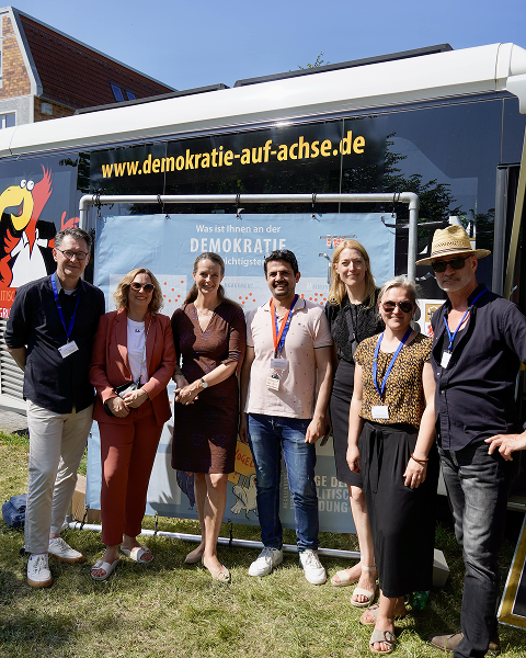 Die Ministerin für Wissenschaft, Kultur, Bundes- und Europaangelegenheiten, Bettina Martin, die Staatssekretärin und Bevollmächtigte des Landes MV beim Bund, Jutta Bieringer, und die Dienstellenleiterin der Landesvertretung MV und Ständige Vertreterin der Bevollmächtigten, Stefanie Lemke, am Stand der Landeszentrale für Politische Bildung.