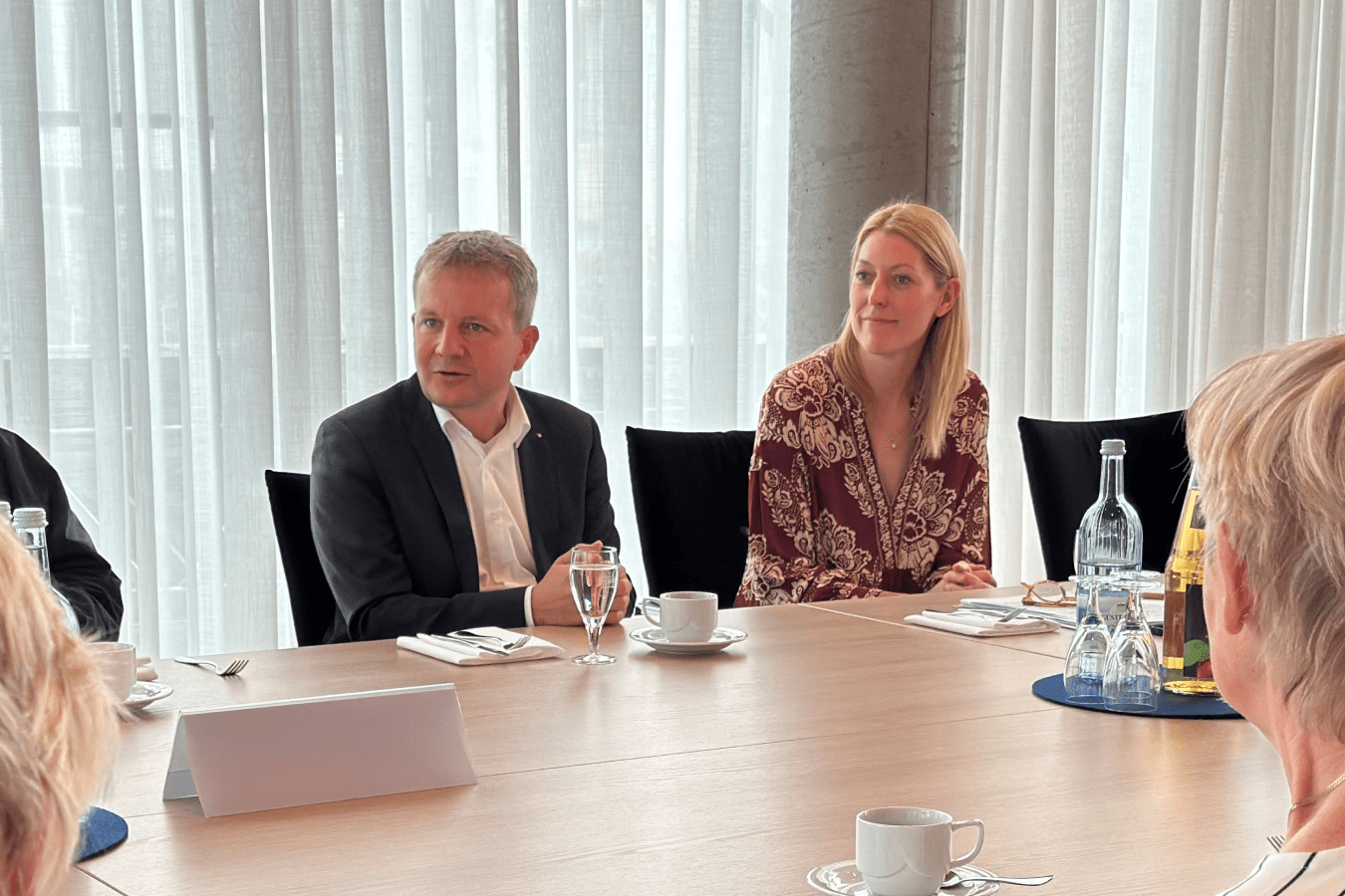 Die Dienstellenleiterin und Ständige Vertreterin der Bevollmächtigten, Stefanie Lemke, begrüßte die Ehrenamtlichen aus Schwerin, begleitet durch Oberbürgermeister Rico Badenschier, und bedankte sich bei ihnen für ihr Engagement. 