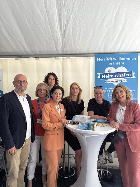 Das Team der Landesvertretung MV auf dem Greifswalder Markt.