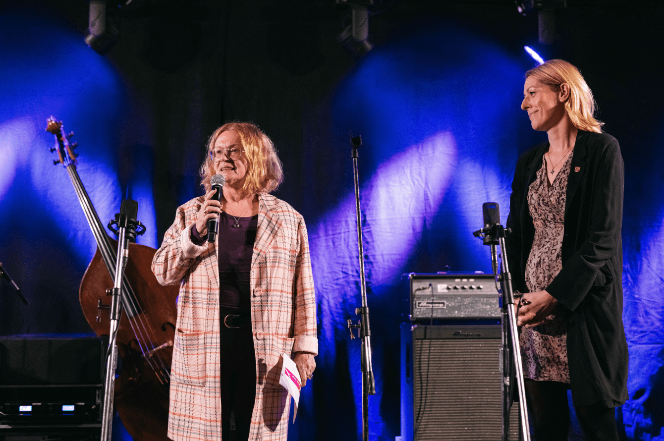 Musikalische Darbietung auf der Bühne.