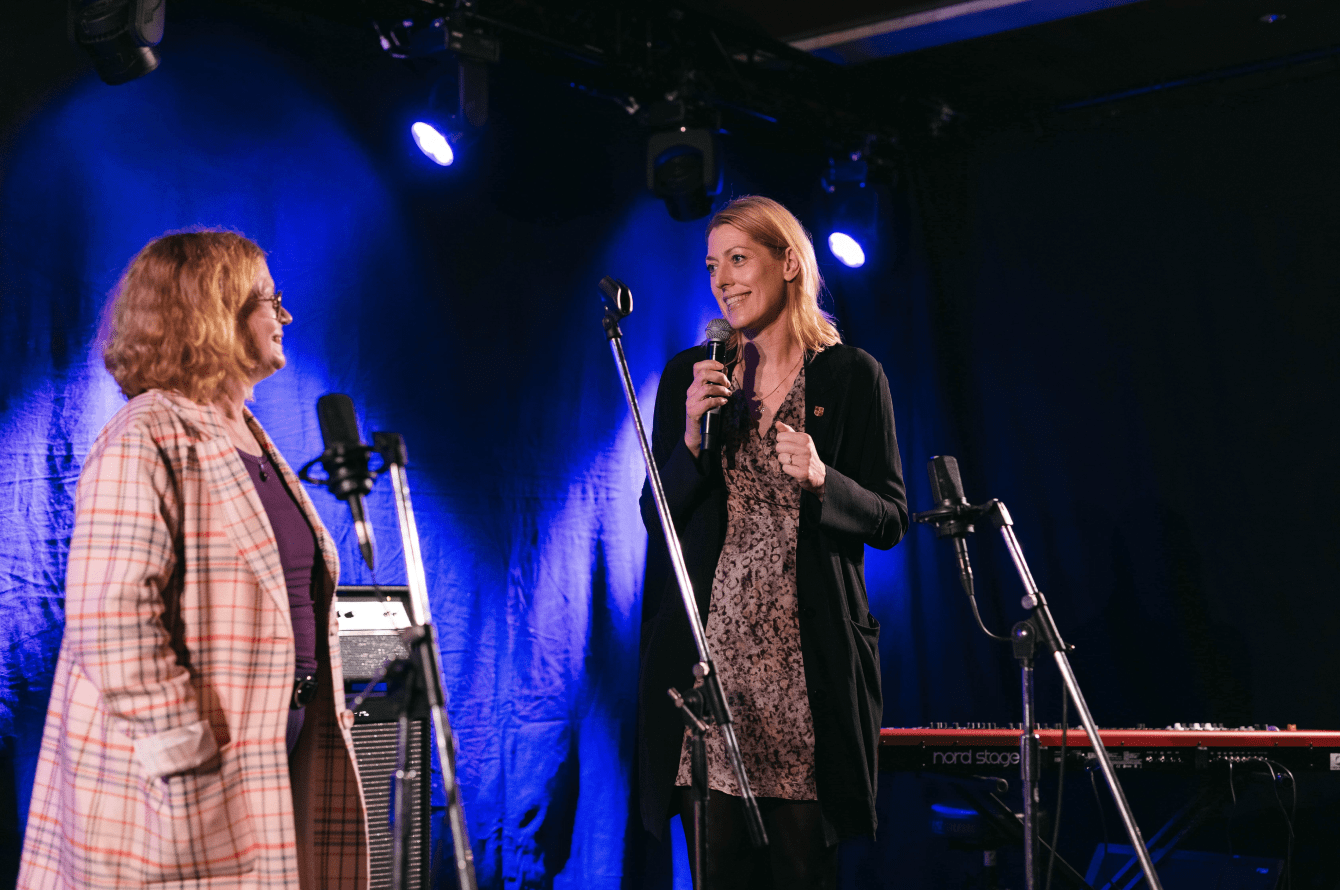 Zwei Akteurinnen des Abends auf der Bühne.