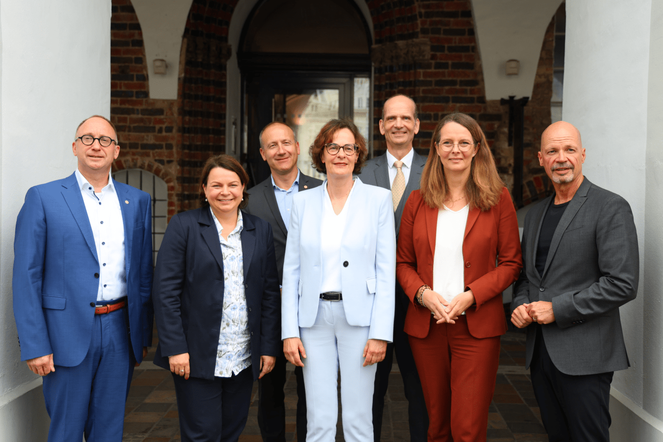 v.l.n.r.: Jan Roesner, Ärztlicher Direktor am Klinikum Südstadt Rostock; Stefanie Drese, Gesundheitsministerin MV; Steffen Vollrath, Verwaltungsdirektor am Klinikum Südstadt Rostock; Christiane Stehle, Vorstandsvorsitzende und Ärztliche Vorständin der Universitätsmedizin Rostock; Bernd Krause, Dekan und Wissenschaftlicher Vorstand der Universitätsmedizin Rostock; Bettina Martin, Wissenschaftsministerin MV und Chris von Wrycz Rekowski, Finanzsenator der Stadt Rostock. © Sabrina Scholz, WKM