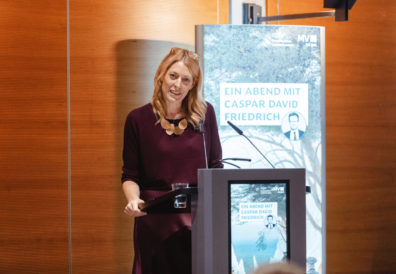 Stefanie Lemke, Dienstellenleiterin der Landesvertretung MV, eröffnet den Festabend.