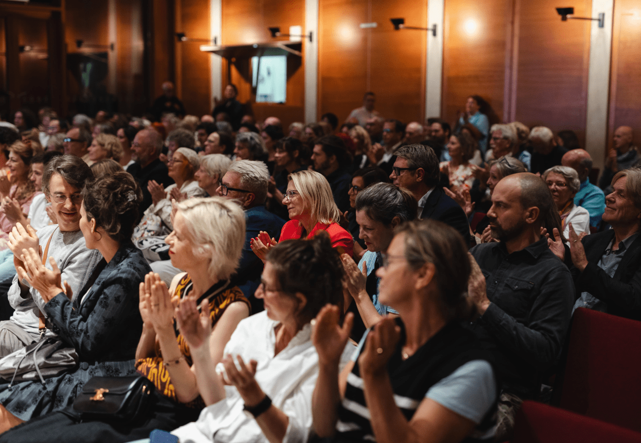 Florian Illies integriert zahlreiche Hintergrundgeschichten zu Friedrich in seinem Vortrag.