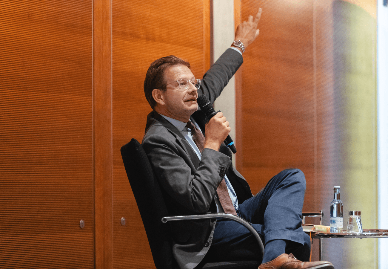 Im Publikum finden sich begeisterte Friedrich-Fans des Diplomatischen Corps…