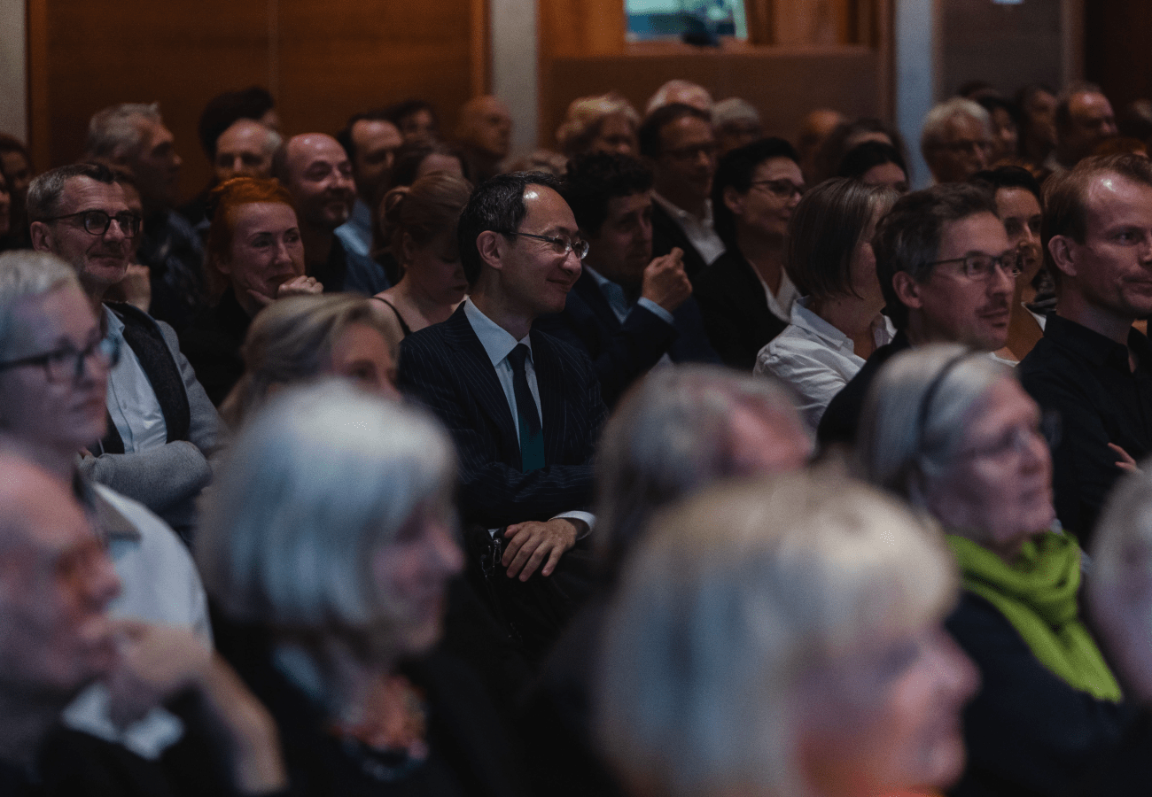 Im Publikum finden sich begeisterte Friedrich-Fans des Diplomatischen Corps…