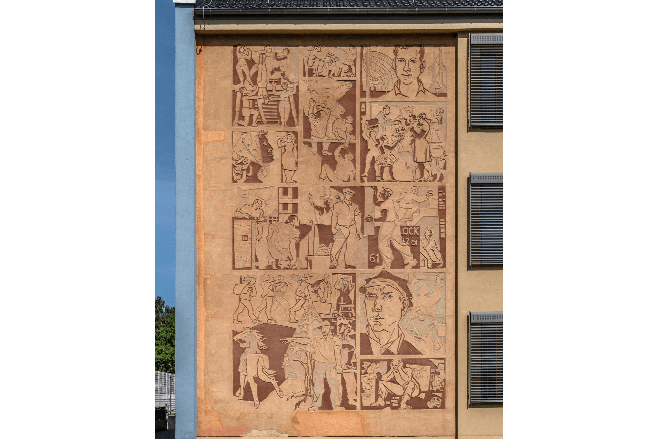 Das Wandbild in Sgraffito-Technik an der Gesamtschule „Vier Tore“ in der Südstadt von 1962 hat den Neuaufbau der Stadt nach Ende des Zweiten Weltkrieges zum Thema. Künstler: Wolfram Schubert. © Bötefür Das Wandbild in Sgraffito-Technik an der Gesamtschule „Vier Tore“ in der Südstadt von 1962 hat den Neuaufbau der Stadt nach Ende des Zweiten Weltkrieges zum Thema. Künstler: Wolfram Schubert.