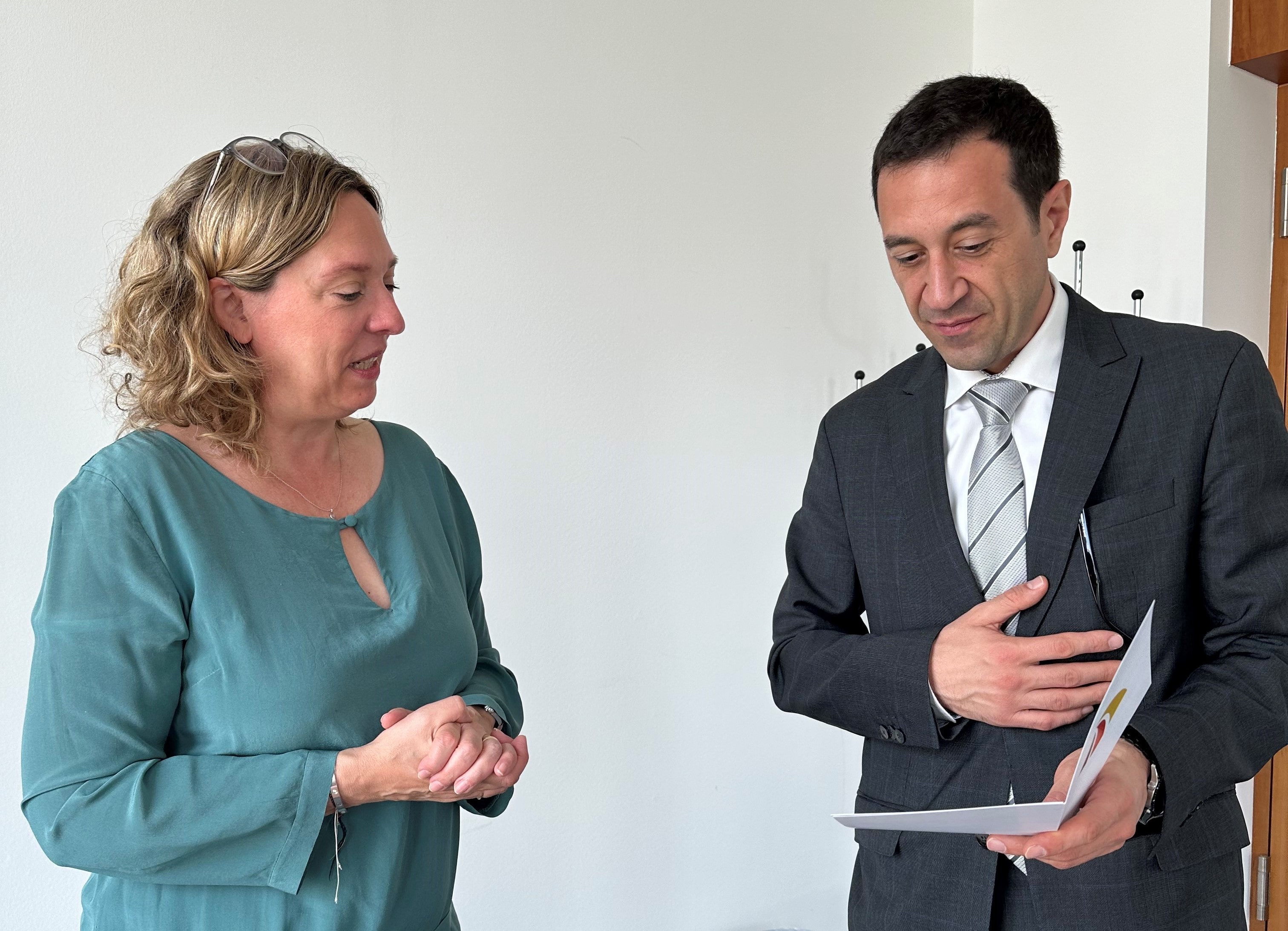 Der Botschafter der Republik Bulgarien S. E. Grigor Porozhanov besuchte die Landesvertretung MV in Berlin am 21. Juni 2024 für ein Gespräch mit der Staatssekretärin und Bevollmächtigten des Landes MV beim Bund, Jutta Bieringer. 