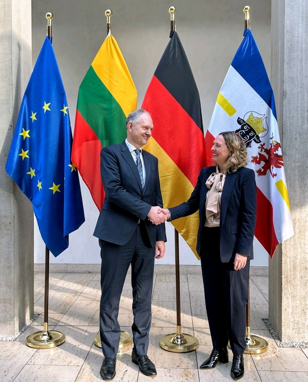 Der Botschafter der Republik Litauen S. E. Giedrius Puodžiūnas war am 10. Februar 2025 zu Besuch bei der Staatssekretärin und Bevollmächtigten des Landes MV beim Bund Jutta Bieringer zu einem Kennlerngespräch in der Landesvertretung MV in Berlin. 