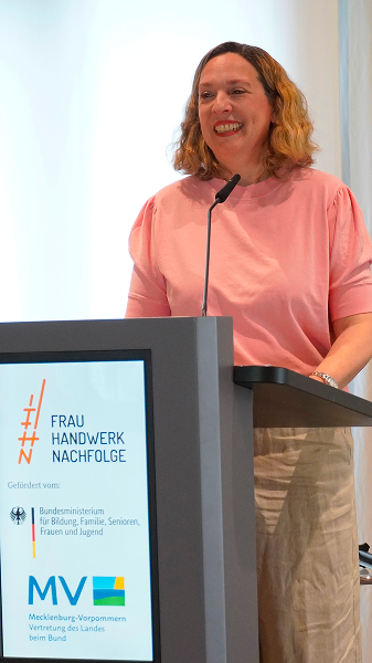 Jutta Bieringer, Staatssekretärin und Bevollmächtigte des Landes Mecklenburg-Vorpommern beim Bund, eröffnete die Veranstaltung.