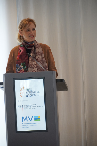 Die Bundesfrauenministerin Karin Prien, sprach u. a. über die wichtige Rolle der Frauen im Handwerk und übergab die Preise an die ausgezeichneten Initiativen.