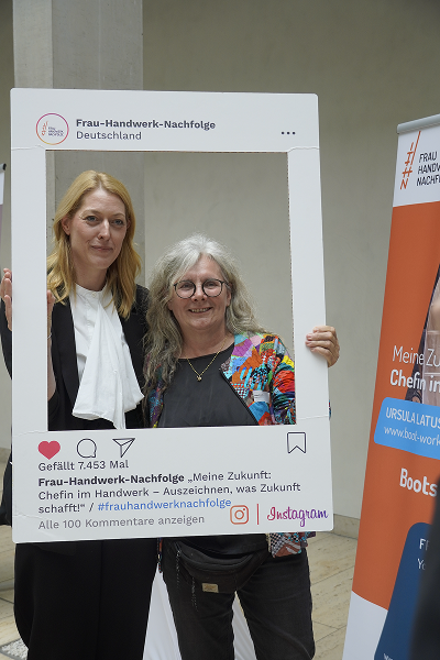 Stefanie Lemke, Dienststellenleiterin der Landesvertretung und Bootsbauerin, Frau Ursula Latus aus Mecklenburg-Vorpommern.