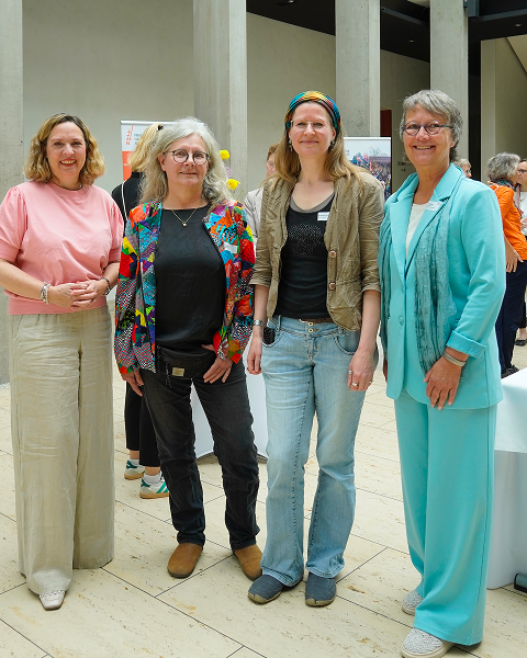 Frauenpower aus MV: Staatssekretärin Jutta Bieringer mit Bootsbauerin Ursula Latus, Goldschmiedin Madeleine Asmus und der Frau des Jahres, Yvette Dinse (von links nach rechts). 