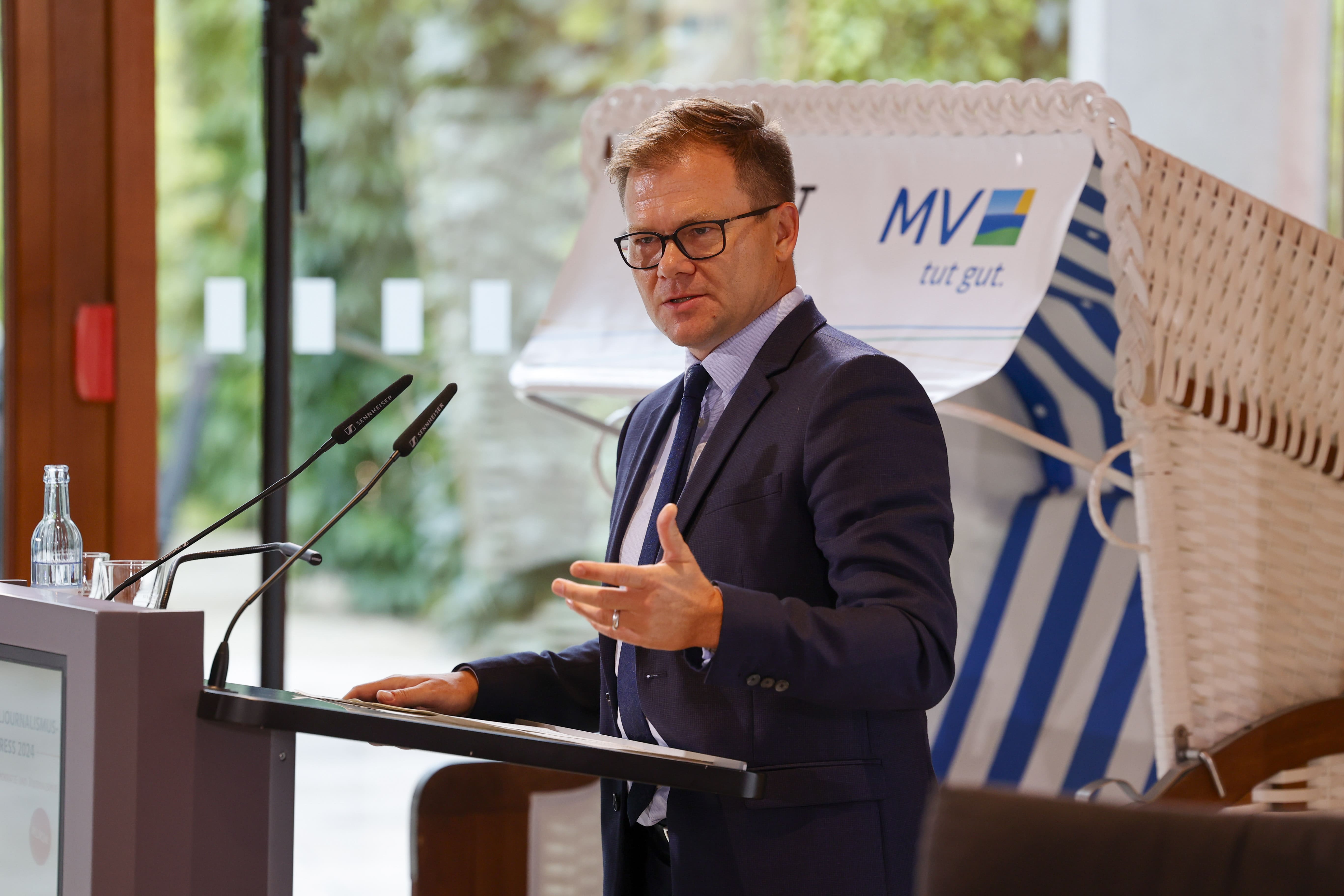 Carsten Schneider, Staatsminister und Beauftragter der Bundesregierung für Ostdeutschland, begrüßt die anwesenden geladenen Gäste.