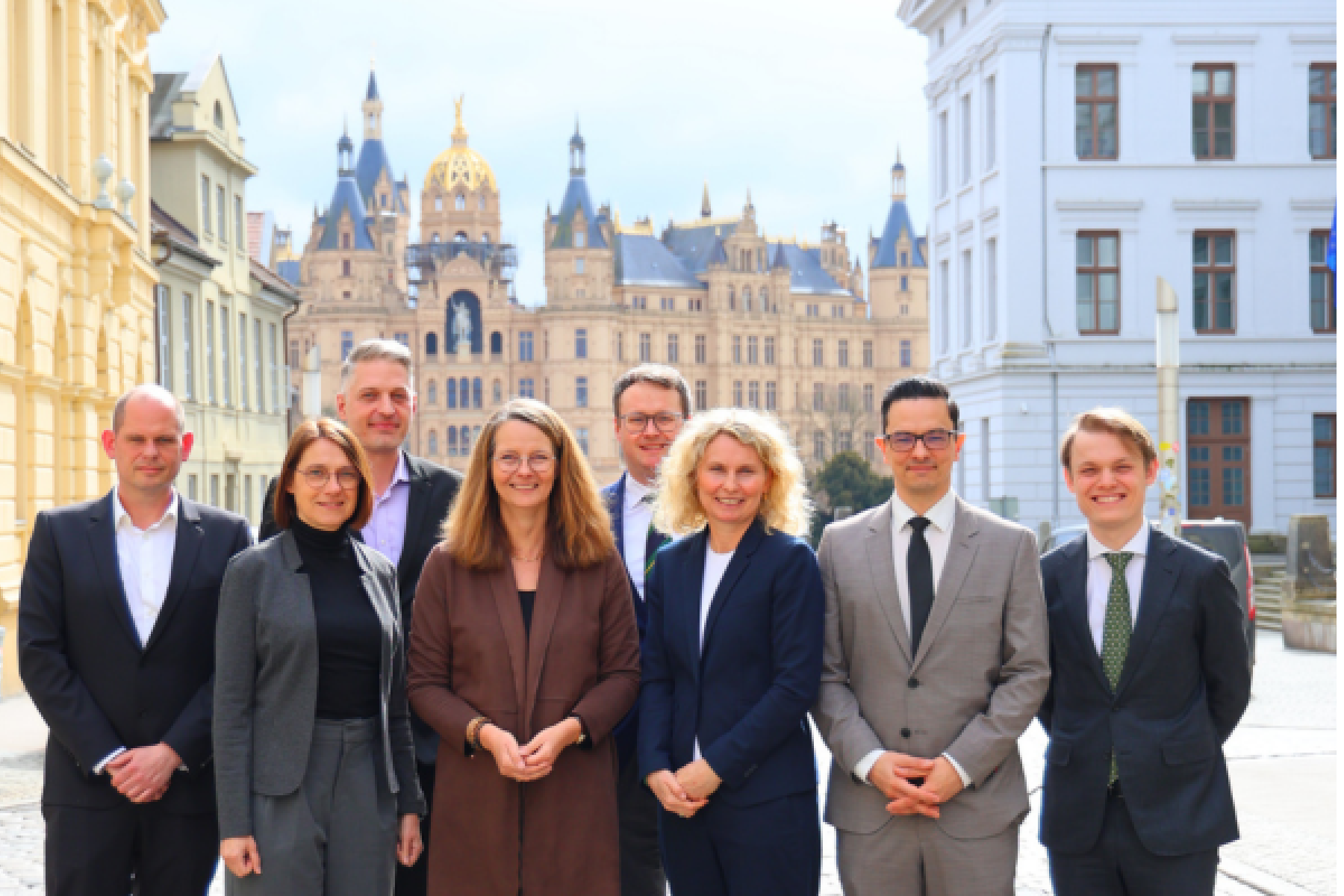 Prof. Armin Dielforder, Prof. Ramona Hülsmann, Prof. Nikolai Siemens, Wissenschaftsministerin Bettina Martin, Prof. Julius Buckler, Prof. Anke Bebensee, Prof. Giovanni Rubeis, Prof. Daniel Wolff © Sabrina Scholz, WKM-MV