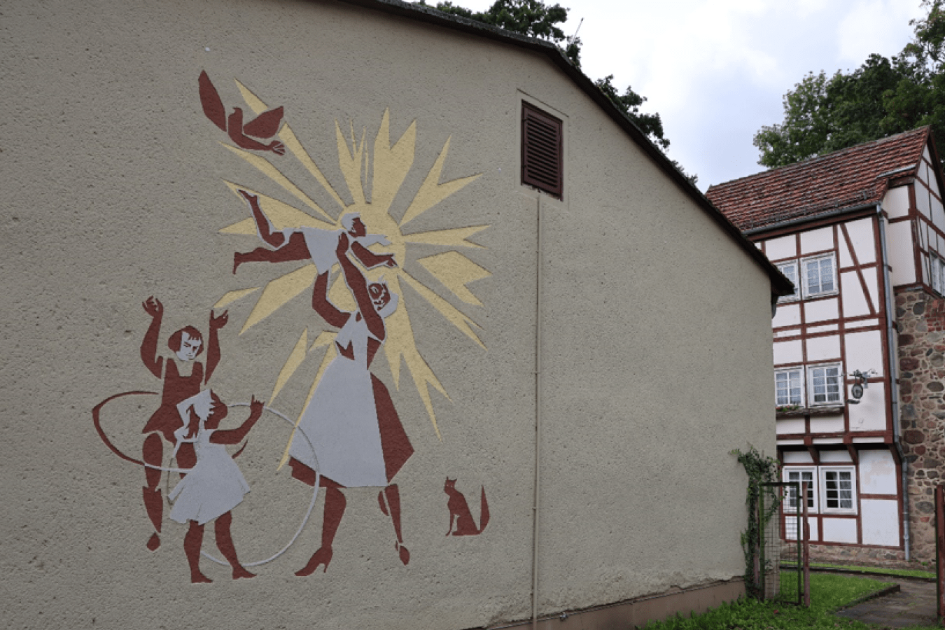 Nebeneinander von Backsteingotik und DDR-Architektur: Wandbild und Wiekhaus an der Stadtmauer Neubrandenburg. © Dr. Rita Gerlach-March Nebeneinander von Backsteingotik und DDR-Architektur: Wandbild und Wiekhaus an der Stadtmauer Neubrandenburg.