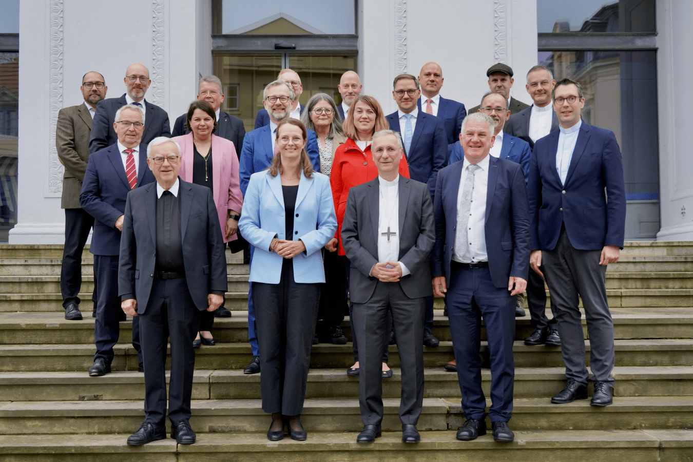 Minister und Ministerinnen u. a. Vertreter der Landesregierung mit den Erzbischöfen von Berlin und Hamburg, Dr. Heiner Koch und Dr. Stefan Heße und dem Beauftragten Dr. Norbert Nagler © Staatskanzlei MV