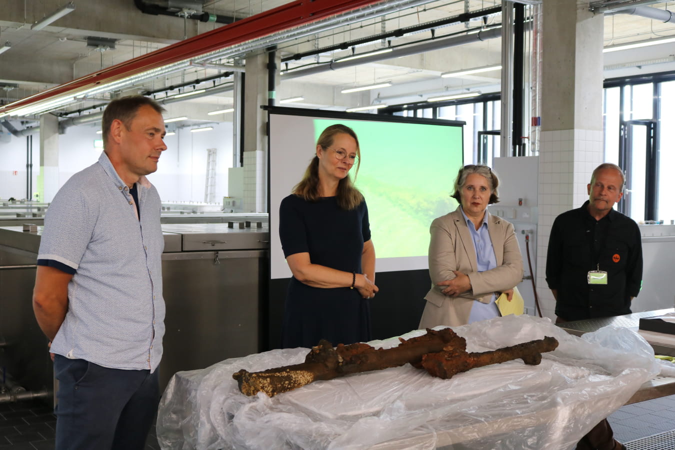 v.l. Dr. Jens Auer, Ministerin Bettina Martin, Dr. Ramona Dornbusch und Dr. Patrik Höglund bei der Präsentation der Fundstücke © WKM, Dr. Rita Gerlach-March