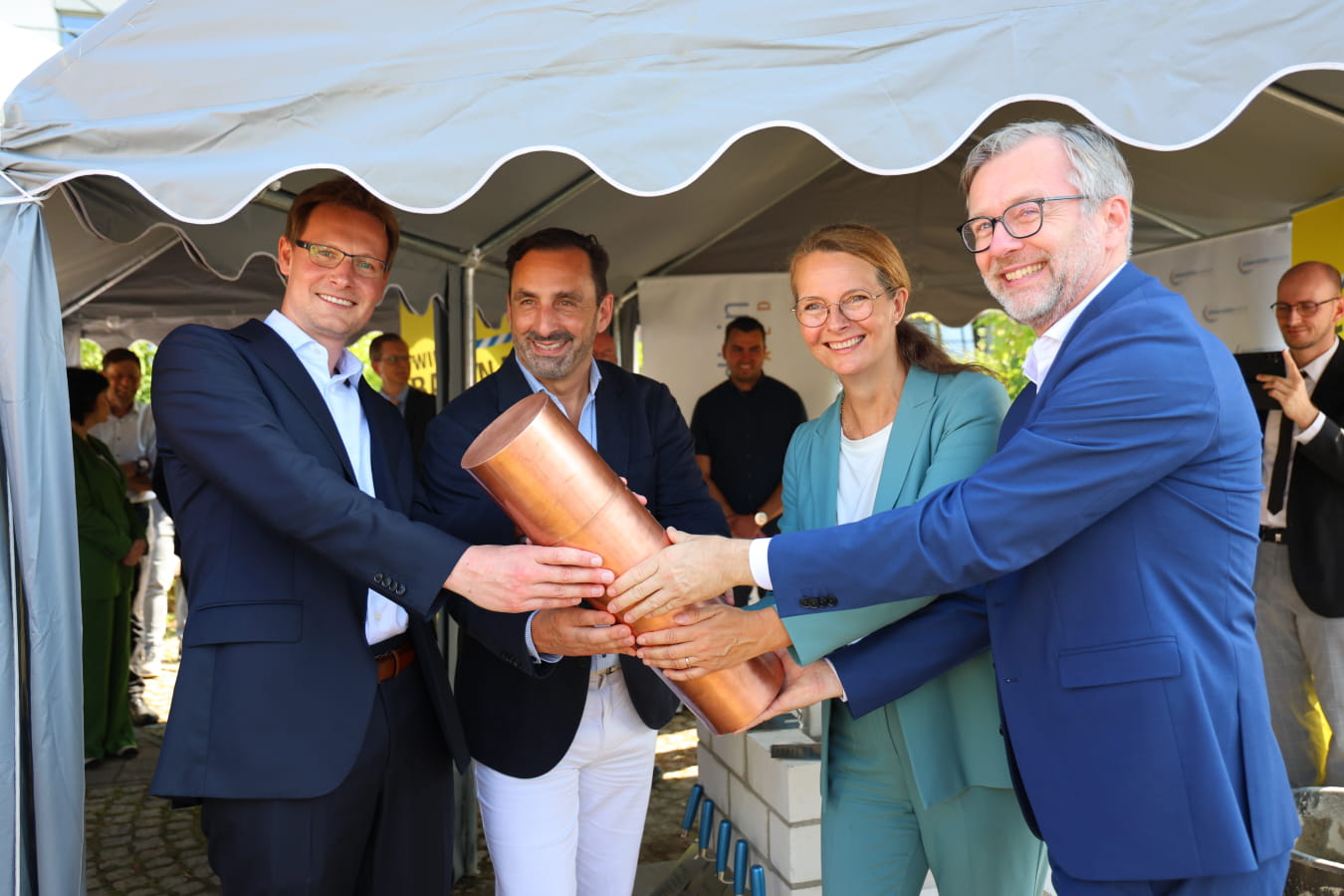 v.l. links Prof. Dr. Dr. Adrian Schwarzer, Prof. Dr. med. Stephan Kersting, Wissenschaftsministerin Bettina Martin und Finanzminister Dr. Heiko Geue © WKM, Sabrina Scholz