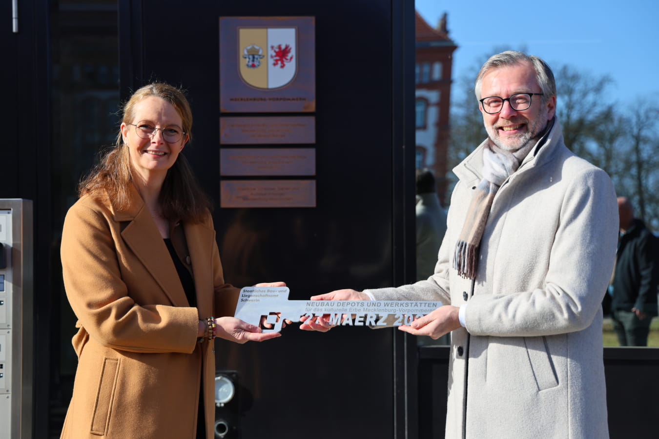 Finanz- und Digitalisierungsminister Dr. Heiko Geue übergab symbolisch den Schlüssel für das Depot an Kultur- und Wissenschaftsministerin Bettina Martin am 27. März 2026 © Sabrina Scholz, WKM