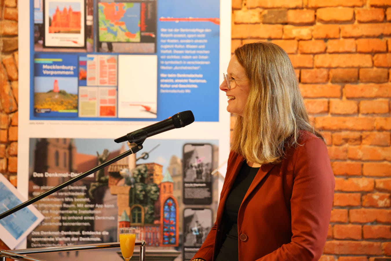 Kulturministerin Bettina Martin hält ein Grußwort zur Ausstellungseröffnung am 17. März 2026. © Sabrina Scholz, WKM