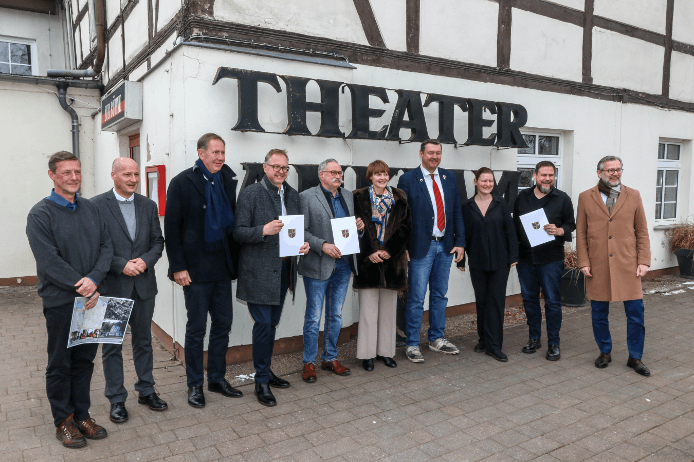 Gruppenfoto Theater Anklam, Staatssekretärin Susanne Bowen (5. von rechts) © Christian Moeller, WKM