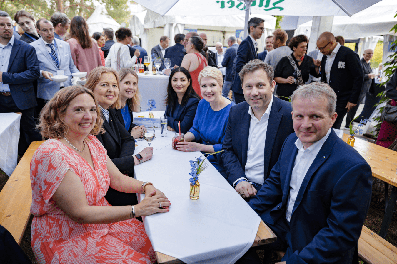 Die Ministerpräsidentin, Manuela Schwesig, und die Staatssekretärin, Jutta Bieringer, am Tisch mit der Bundesministerin für Arbeit und Soziales, Bärbel Baas, der Bundesministerin für wirtschaftliche Zusammenarbeit und Entwicklung, Reem Alabali Radovan, der Bundesministerin für Wohnen, Stadtentwicklung und Bauwesen, Verena Hubertz, dem Vizekanzler, Lars Klingbeil, und dem Oberbürgermeister der Stadt Schwerin, Rico Badenschier.