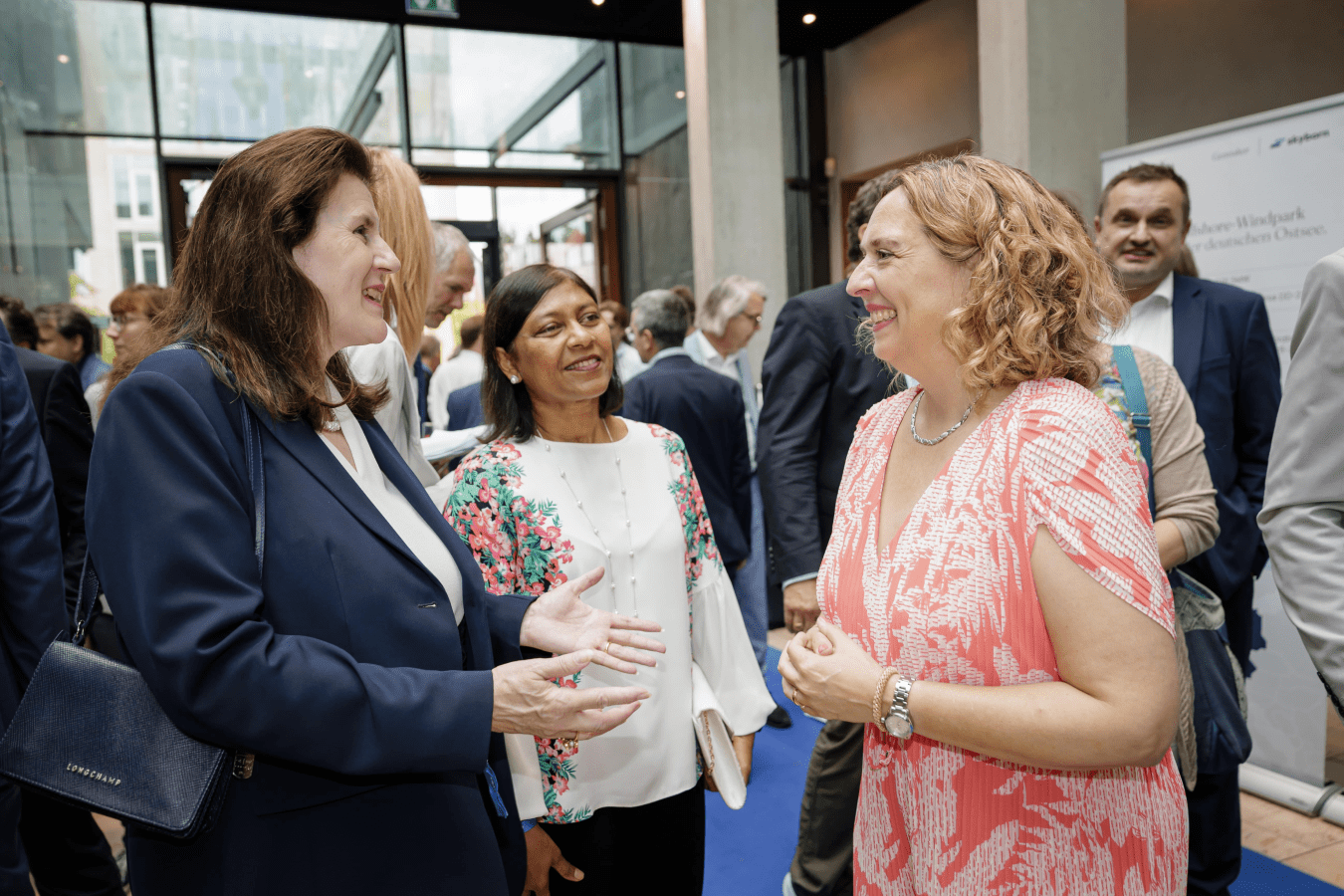 Jutta Bieringer im Gespräch mit den Botschafterinnen von Luxemburg und den Malediven. 