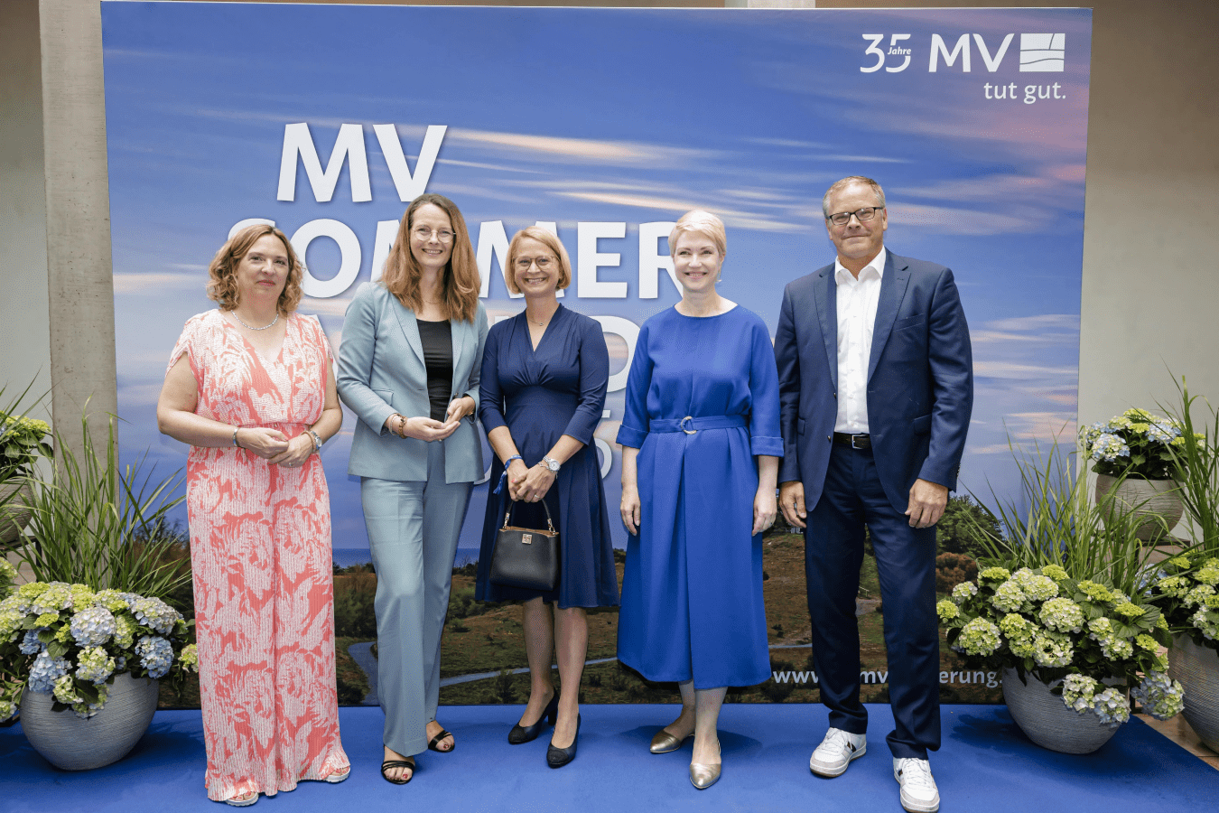Familienfoto mit der Präsidentin des MV-Landtags, Birgit Hesse, und dem Bundesminister Carsten Schneider. 