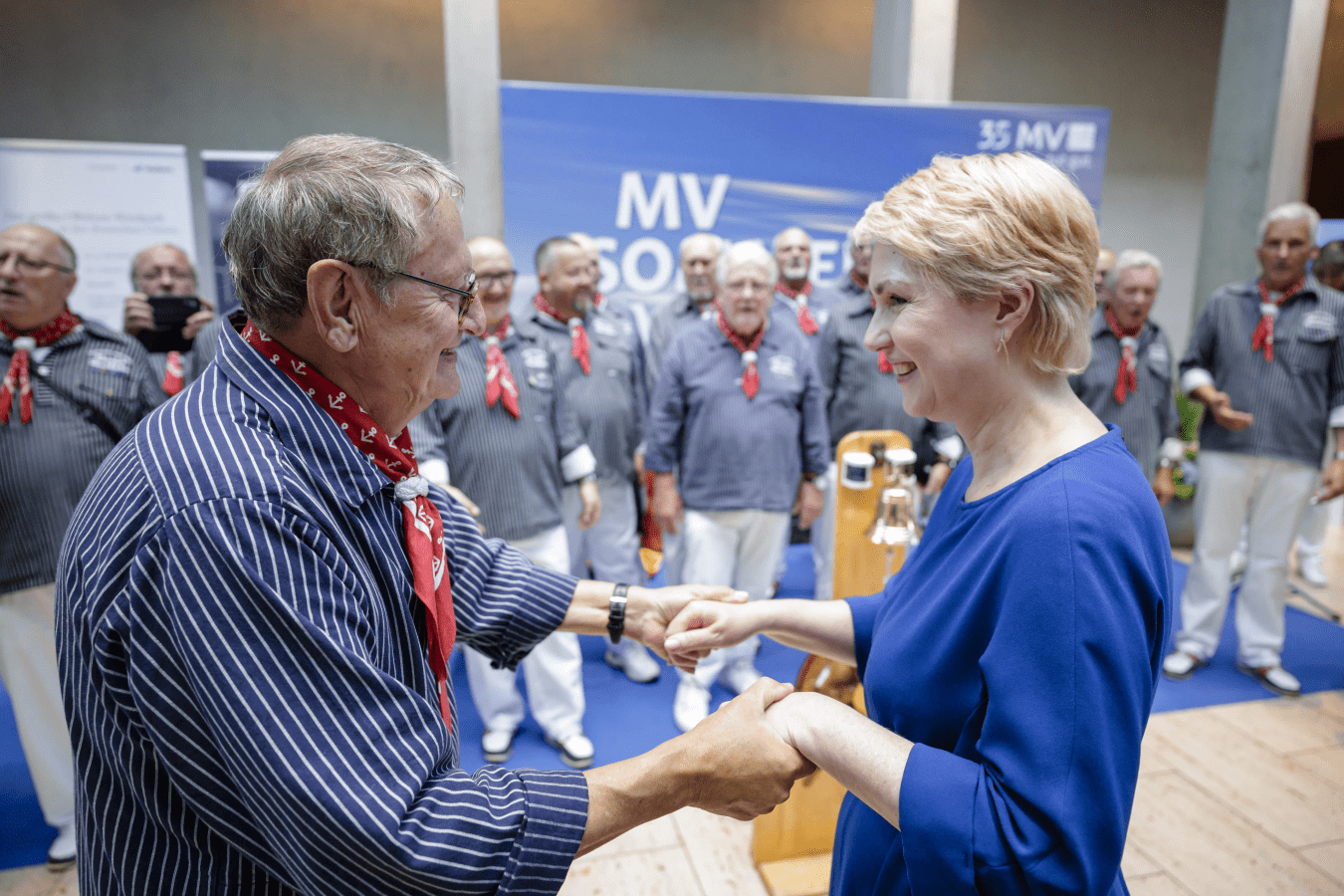 Der Shanty-Chor und die Ministerpräsidentin Manuela Schwesig. 