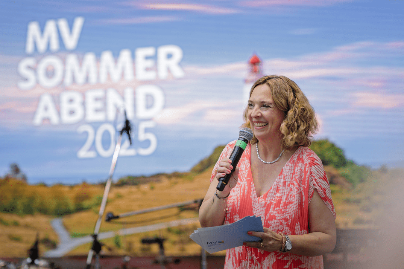 Die Staatssekretärin und Bevollmächtigte des Landes MV beim Bund, Jutta Bieringer, eröffnet den Abend.