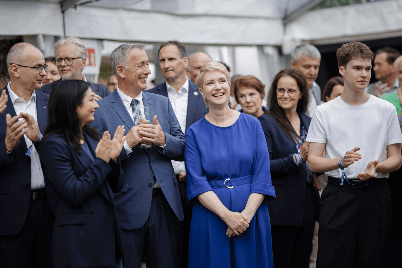 Die Ministerpräsidentin Mecklenburg-Vorpommerns, Manuela Schwesig, begrüßt alle Anwesenden als Gastgeberin