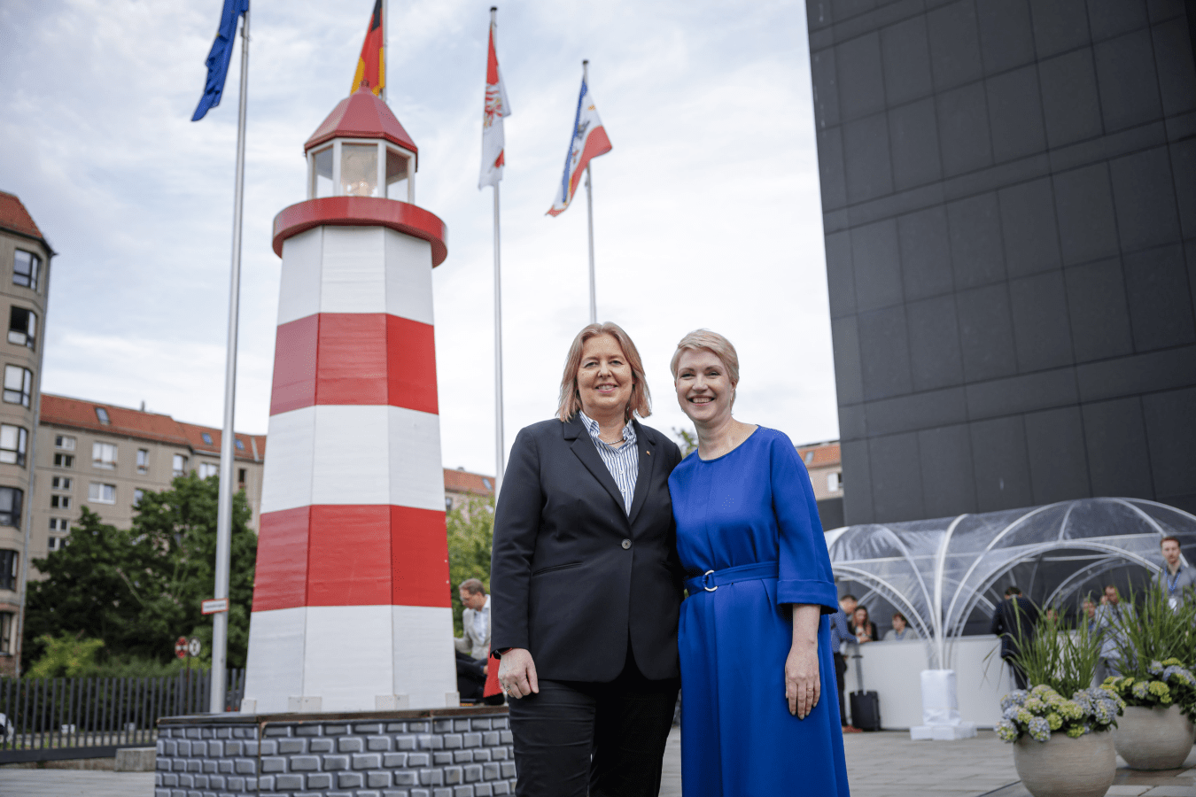 Die Ministerpräsidentin empfängt die Bundesministerin Bärbel Bas am Leuchtturm am Eingang der Landesvertretung.