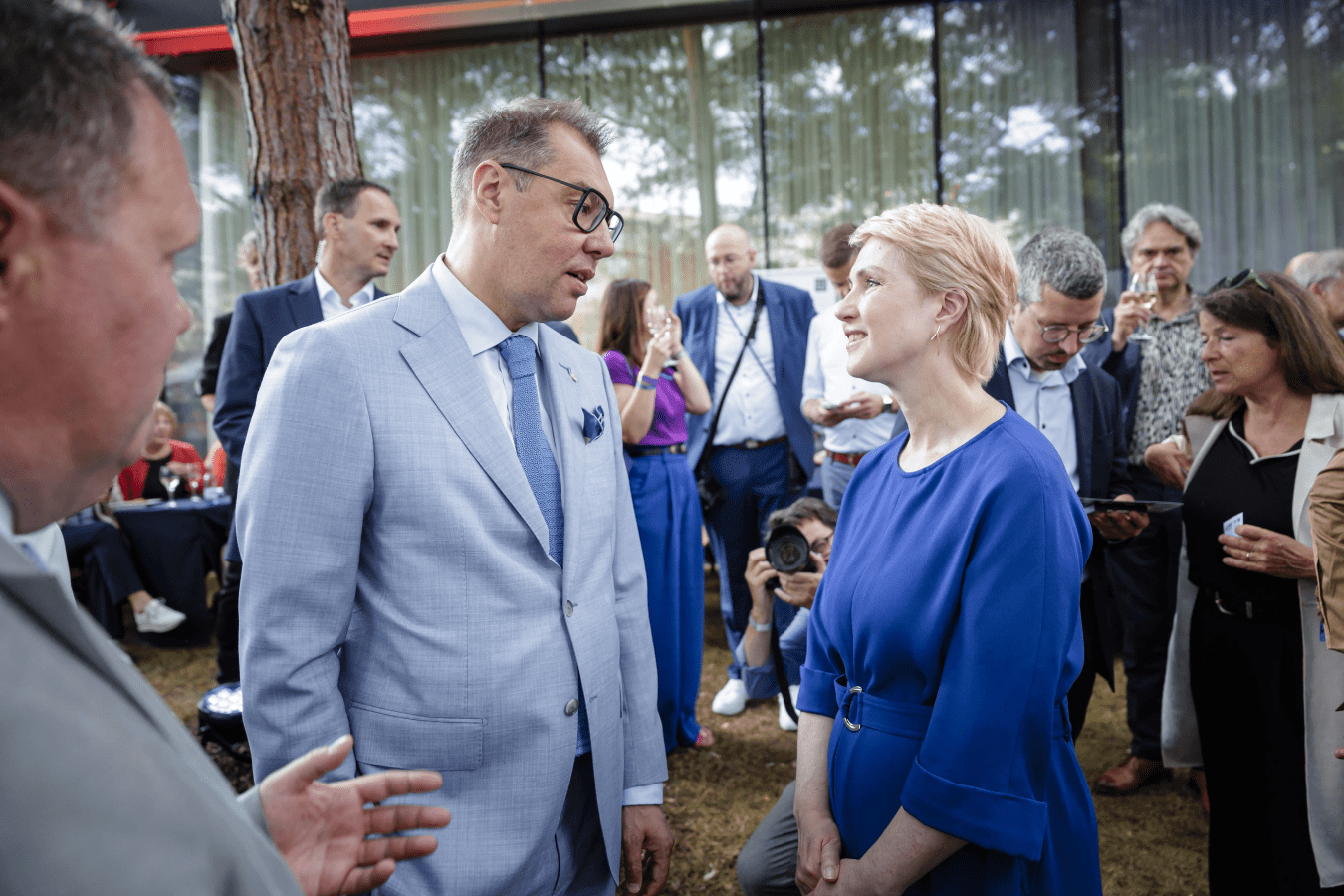 Der Botschafter der Ukraine, S. E. Oleksii Makeiev, folgt der Einladung und ist am Sommerabend anwesend.