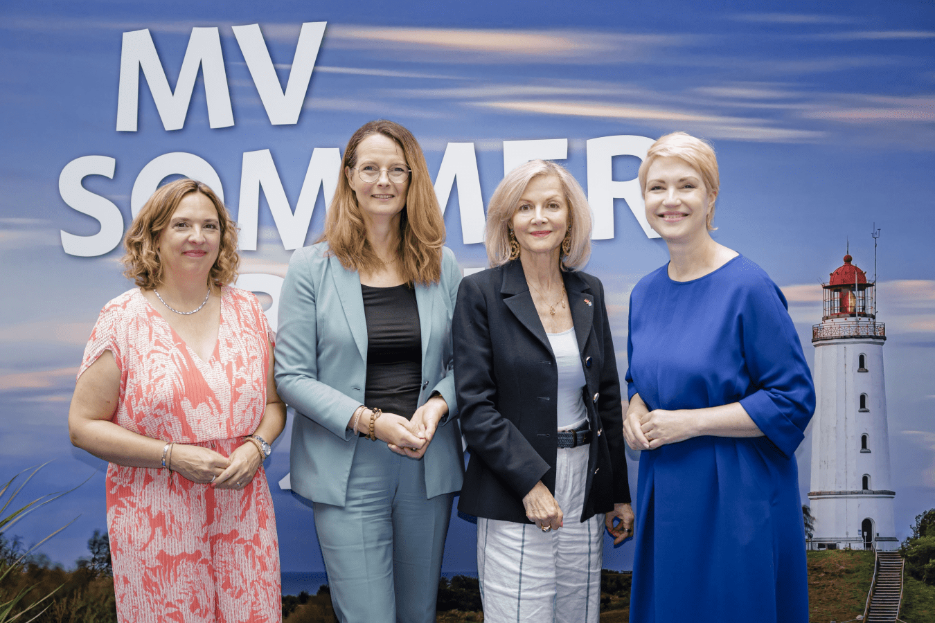 Manuela Schwesig und Jutta Bieringer hier mit der Ministerin für Wissenschaft, Kultur, Bundes- und Europaangelegenheiten, Bettina Martin, und der Botschafterin des Königreichs Schweden, I. E. Veronika Wand-Danielsson.
