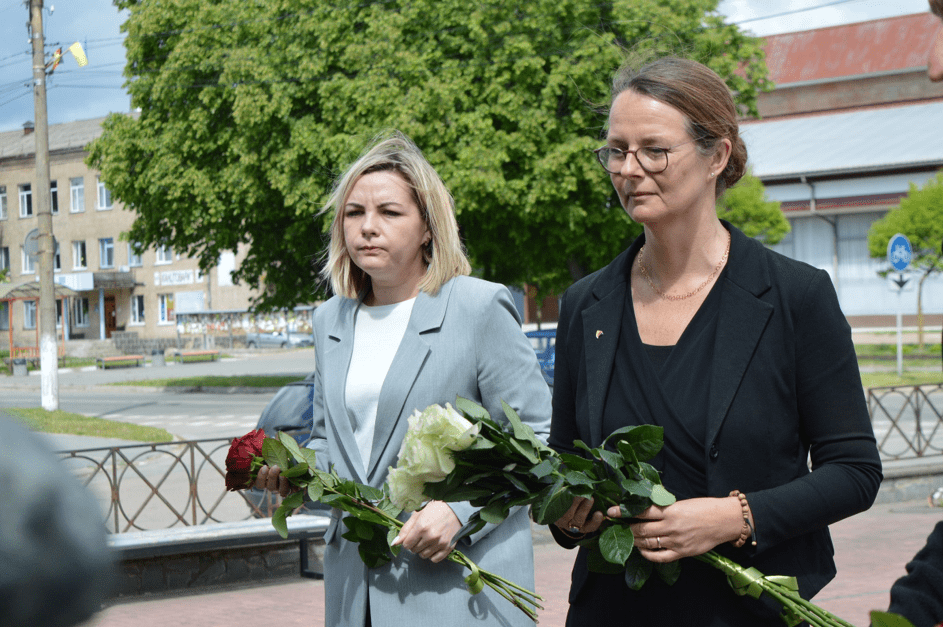 Europaministerin Martin gedenkt im Rahmen ihres Besuchs der Region Tschernihiw im Mai 2024 der Opfer des Massakers von Korjukiwka am Mahnmal in der Stadt.