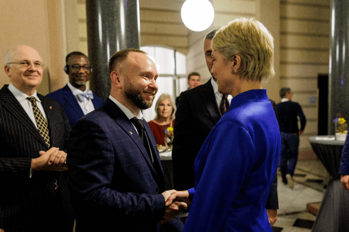 Ministerpräsidentin Manuela Schwesig begrüßt zum Tag der Deutschen Einheit Kostyantin Mehem, den Ersten Stellvertreter des Gouverneurs der Staatlichen Regionalverwaltung von Tschernihiw.