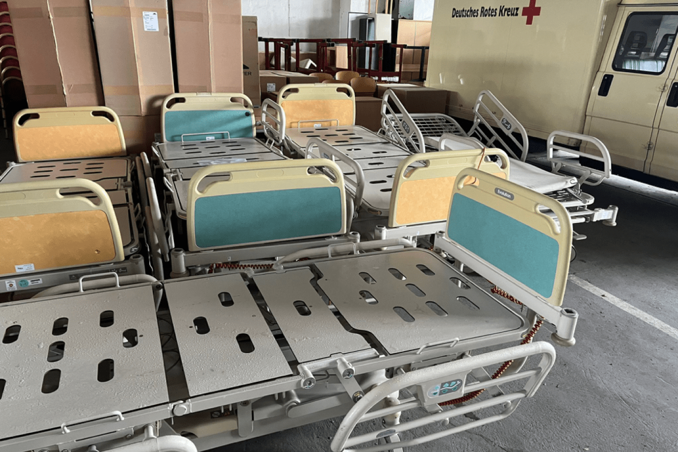 Auf dem Weg in die Stadt Itschnja in der Region Tschernihiw: Krankenhausbetten bereitgestellt vom Deutschen Roten Kreuz Nordwestmecklenburg. Den Transport finanzierte das WKM.