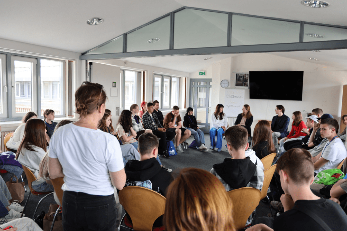 Ferien vom Krieg: Im Sommer 2025 finanzierte das WKM den Erholungsaufenthalt von 30 Jugendlichen im Alter von 13 bis 15 Jahren aus Tschernihiw in MV – am 4. Juni traf Ministerin Bettina Martin die Gruppe zum Gespräch in Schwerin. Projektträger war das Landesjugendwerk AWO MV e.V. unterstützt vom Verein Europe Prykhystok und der Regionalen Militärverwaltung Tschernihiw.