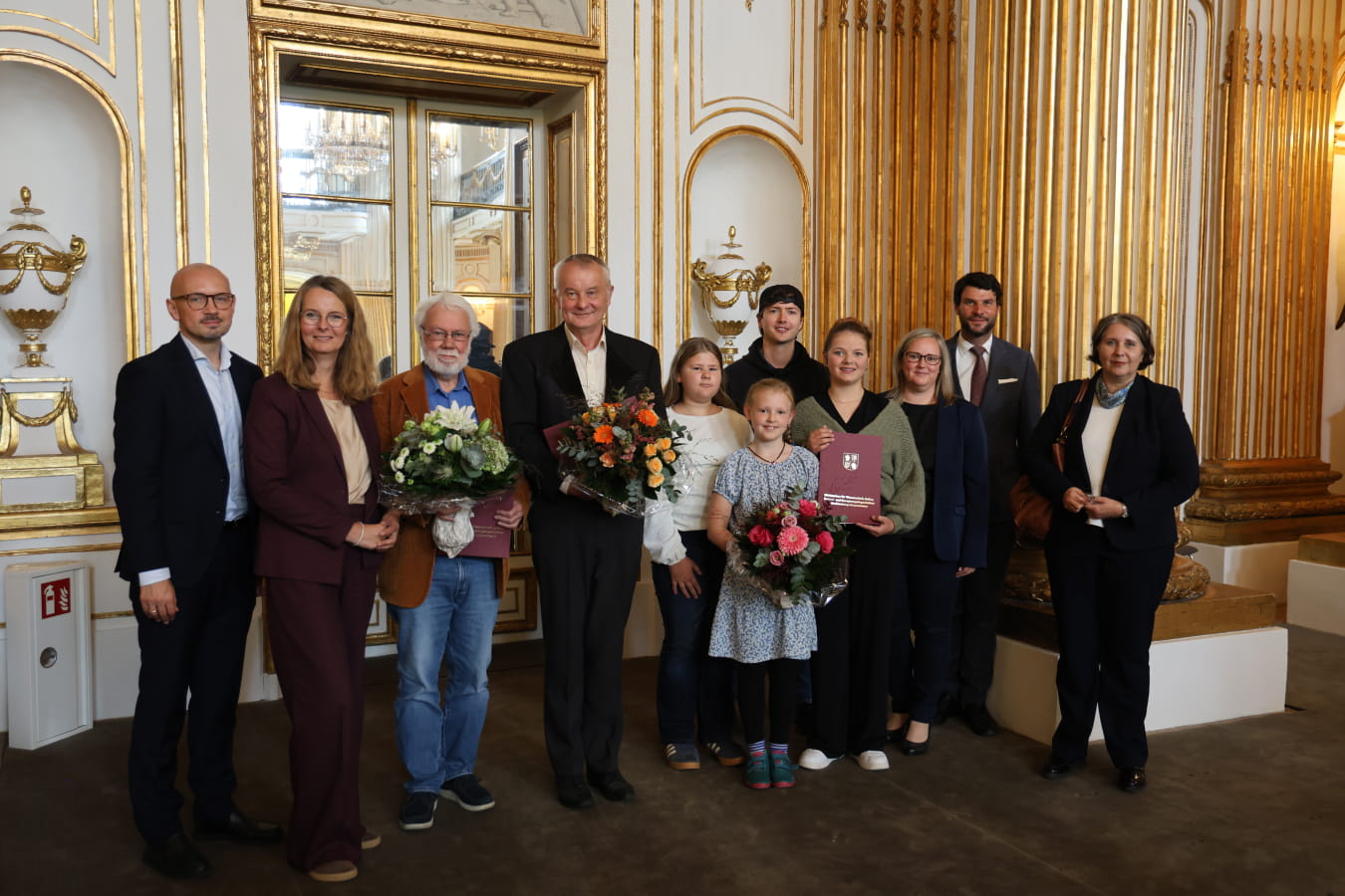 v.l.n.r. Landrat Stefan Sternberg, Kulturministerin Bettina Martin, H. Conradt / Basiskulturfabrik, Dr. Albrecht, vier von 14 Kindern aus Wismar / Denk Mal! mit Betreuerin, Christian Winter MdL, Fr. Dr. Dornbusch / Direktorin des LAKD MV