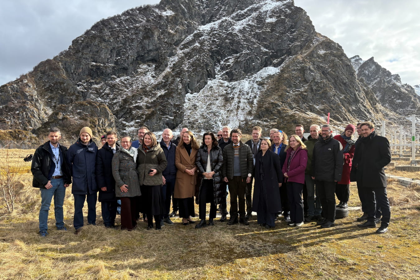 Delegation mit Bundesforschungsministerin Dorothee Bär und Mecklenburg-Vorpommerns Wissenschaftsministerin Bettina Martin und Forscherinnen und Forschern in Andøya. © Felix Willer, WKM