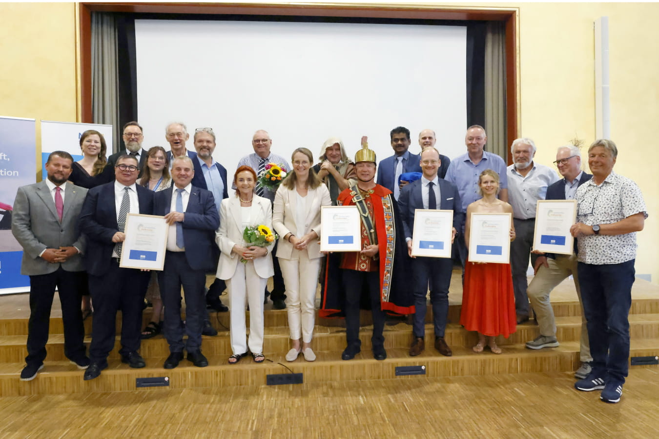 Ministerin Martin mit allen fünf Trägergruppen, die in das Bundesweite Verzeichnis des Immateriellen Kulturerbes aufgenommen werden © WKM