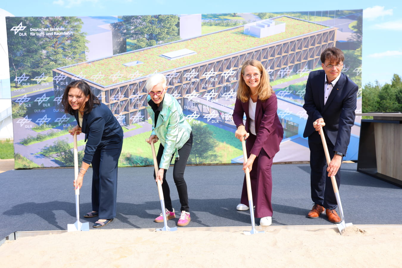 Maria Reulke, Standortleiterin der DLR Region Ost; Prof. Dr.-Ing. Anke Kaysser-Pyzalla, Vorstandsvorsitzende des DLR; Ministerin Bettina Martin; Dr. Jens Berdermann, komm. Institutsleiter beim Institut für Solar-Terristische Physik  © Sabrina Scholz, WKM