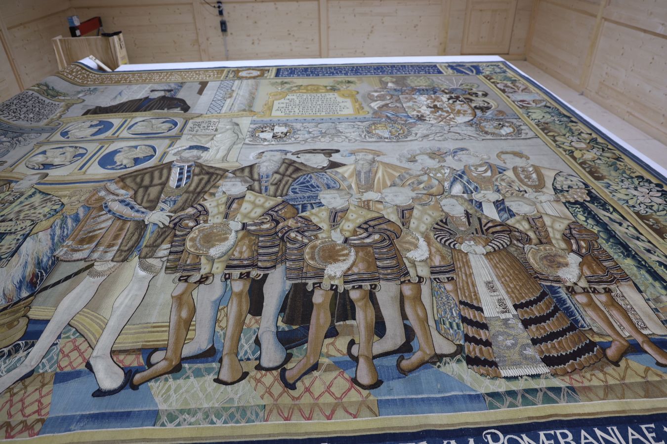 Ein Teil des Croy-Teppichs bei der Restauration in der Schauwerkstatt der Uni Greifswald. © WKM, Dr. Rita Gerlach-March